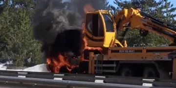 Seyir halindeki vinç alev alev yandı