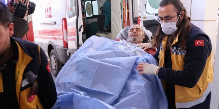 Eski kayınpederini sokak ortasında tabancayla vurdu