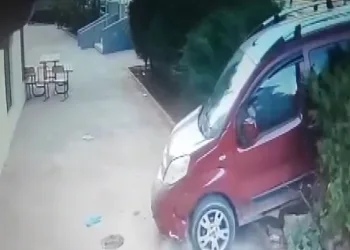 Kontrolden çıkan araç apartman bahçesine daldı