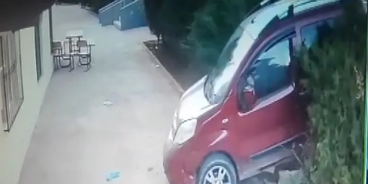Kontrolden çıkan araç apartman bahçesine daldı