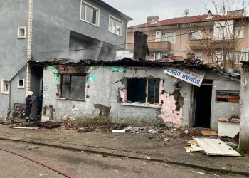 5 gün önce boşatılan gecekondu alevlere teslim oldu