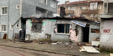 5 gün önce boşatılan gecekondu alevlere teslim oldu