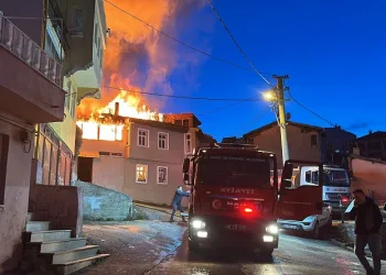 Bursa’da çıkan yangında 3 ev kullanılamaz hale geldi