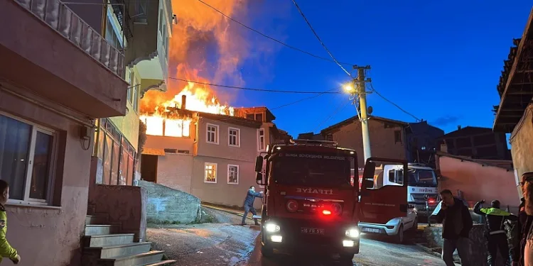 Bursa’da çıkan yangında 3 ev kullanılamaz hale geldi