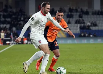 Başakşehir’in deneyimli futbolcusu Deniz Türüç: “Fenerbahçe maçında kazanmak için sahada olacağız”