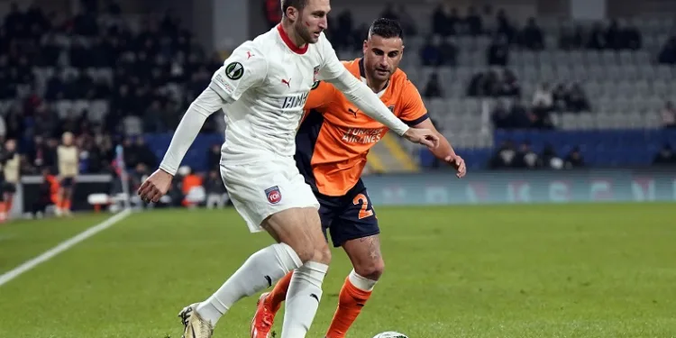 Başakşehir’in deneyimli futbolcusu Deniz Türüç: “Fenerbahçe maçında kazanmak için sahada olacağız”