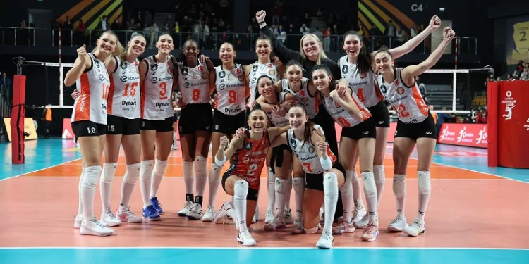 Eczacıbaşı Dynavit, ilk yarıyı galibiyetle tamamladı