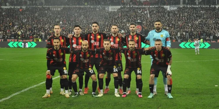 Taraftarıyla rekor kıran Eskişehirspor, liderlik koltuğuna oturdu