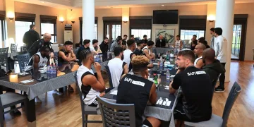 Beşiktaş’ta Başkan Hüseyin Yücel, futbolcularla buluştu