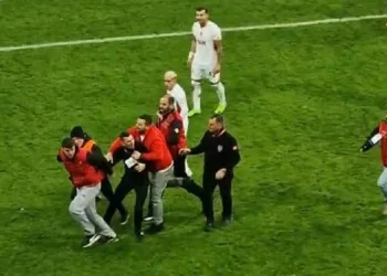 Sahaya giren taraftarı darp eden tribün lideri serbest bırakıldı