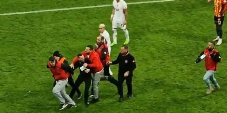 Sahaya giren taraftarı darp eden tribün lideri serbest bırakıldı