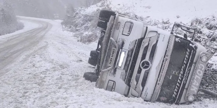Bursa’da kar yağışı sebebiyle yoldan çıkan tır devrildi
