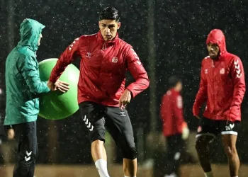 Sivasspor, sağanak altında çalıştı