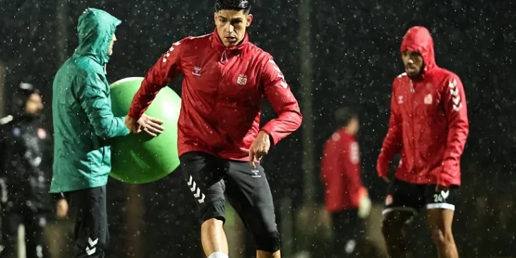 Sivasspor, sağanak altında çalıştı