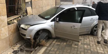Elazığ’da otomobil evin duvarına çarptı: 2 yaralı