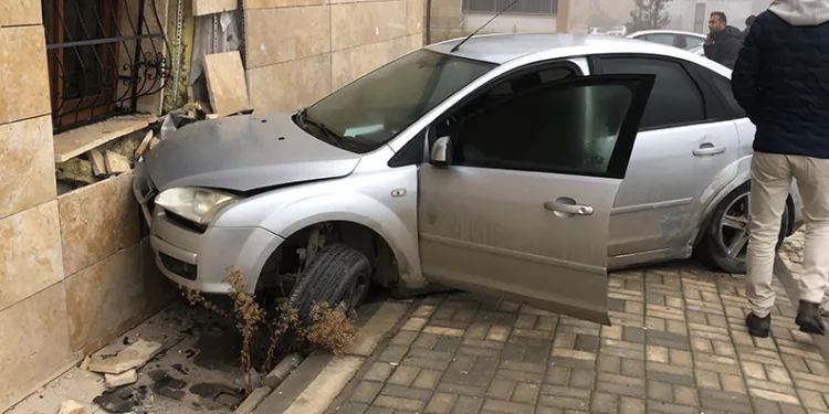 Elazığ’da otomobil evin duvarına çarptı: 2 yaralı