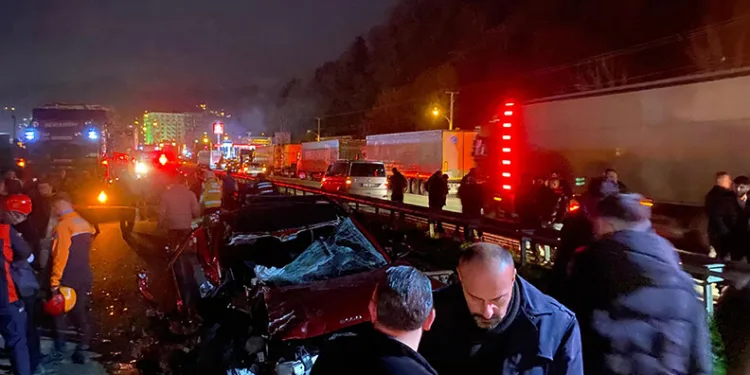 Artvin’de otomobil TIR’a çarptı: 1 ölü, 1 yaralı