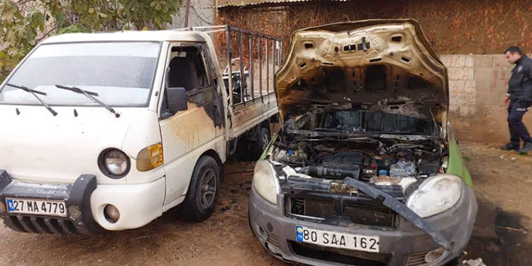 Park halindeki otomobil alev alev yanarak kullanılamaz hale geldi