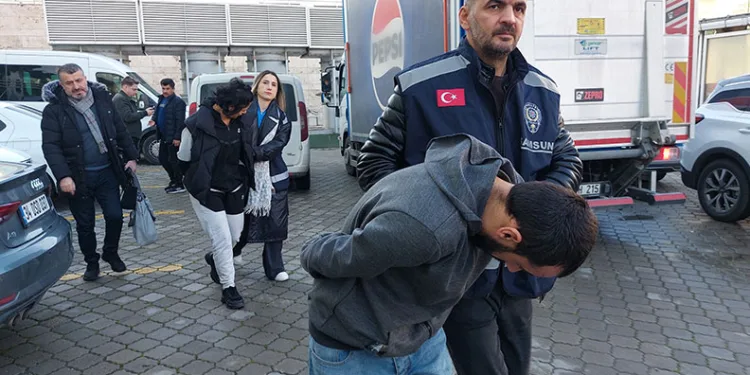 Takip ettikleri kadının boynundaki altını çalan kapkaçılar adliyede