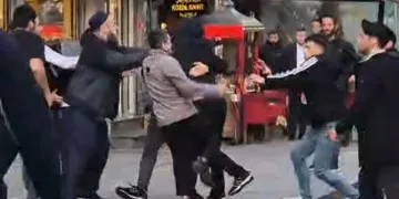 Eminönü’nde 2 grup yumruk ve sopalarla birbirine girdi