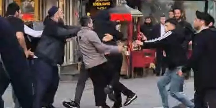 Eminönü’nde 2 grup yumruk ve sopalarla birbirine girdi