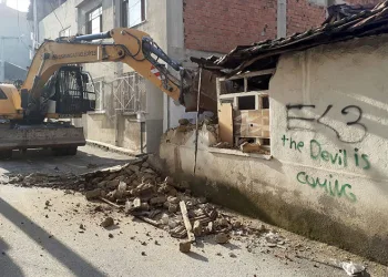 Tehlike arz eden metruk binalar yıkılıyor