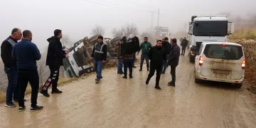 Hafriyat kamyonu şarampole devrildi: 1 yaralı