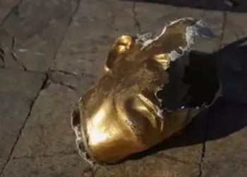 Halk, Hafız Esad’ın heykelini yıktı