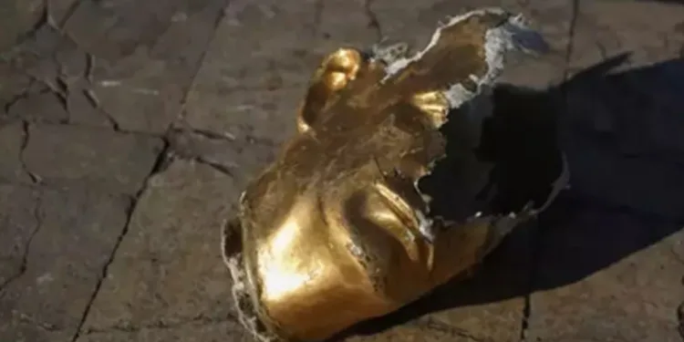 Halk, Hafız Esad’ın heykelini yıktı