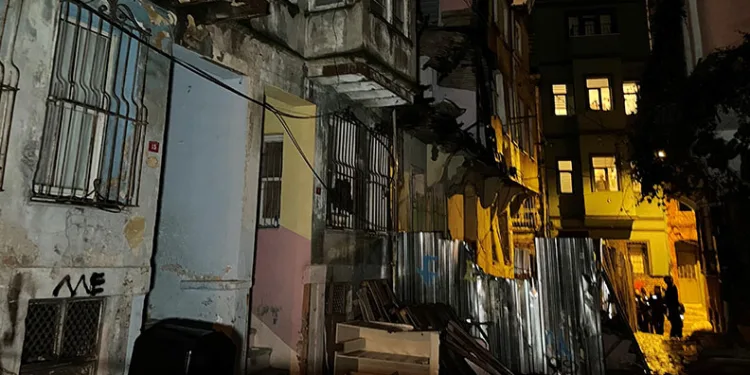 Fatih’te metruk binada çökme meydana geldi: 3 bina tahliye edildi