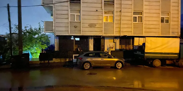 Yanında çalışan şahsı öldürdü