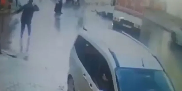 Yolun karşısına geçmeye çalışan adama kamyon çarptı