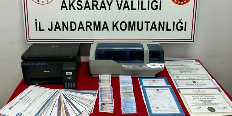 Suç makinesi sahte kimlik basarken yakalandı