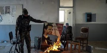 Esad rejiminin izleri askeri binalardan siliniyor
