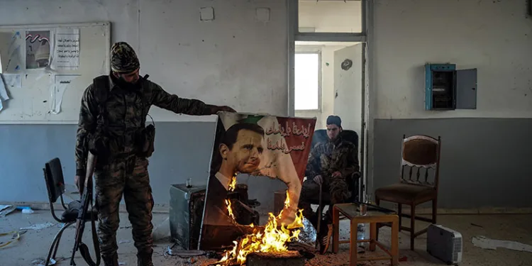 Esad rejiminin izleri askeri binalardan siliniyor