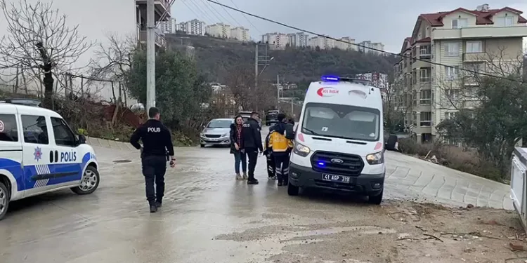 Tartıştığı kocasını omzundan bıçakladı