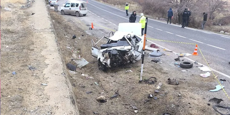 Elazığ’da otomobil duvara çarptı: 1 ölü