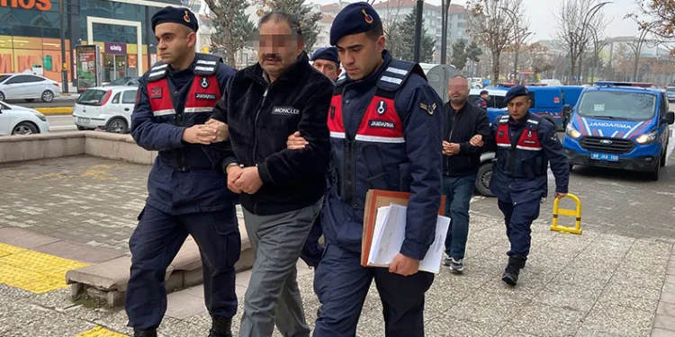 Kaçak silah ticareti yapan sahte polisler operasyonla yakalandı