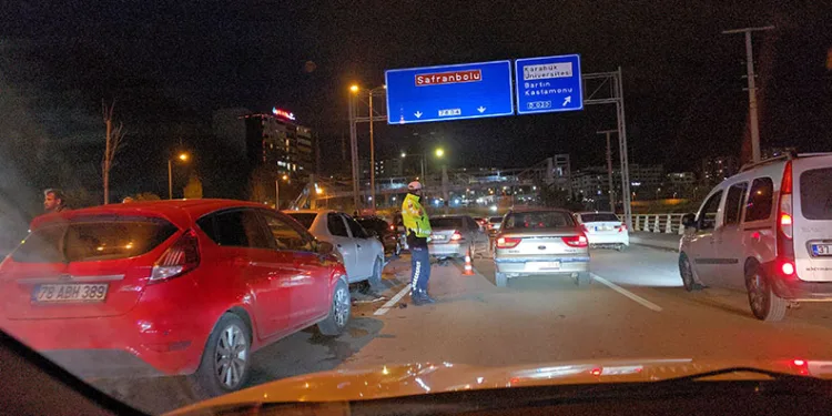 Karabük’te 5 araçlı zincirleme trafik kazası