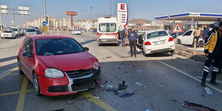 Aksaray’da 2 otomobil çarpıştı