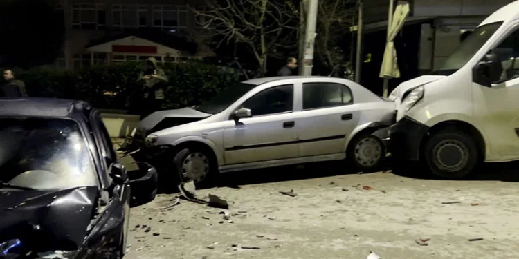 Kontrolden çıkan otomobil, park halindeki 4 araca çarptı: 1 yaralı