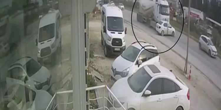 Beton mikseri otomobili metrelerce sürükledi