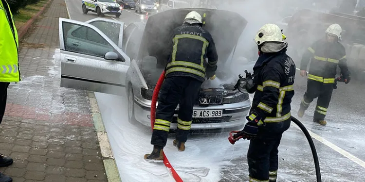 Kahramanmaraş’ta otomobil yangınını itfaiye söndürdü