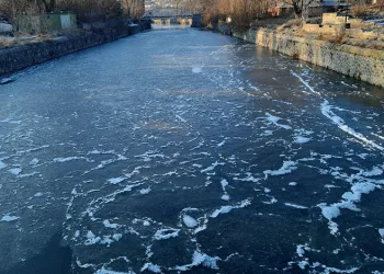 Kars buz tuttu