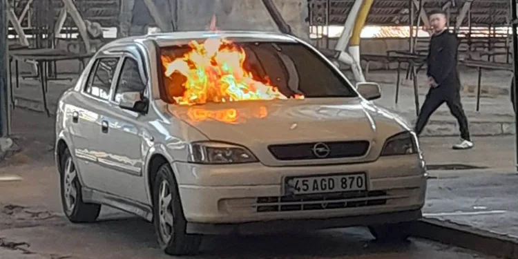 Park halindeki araç alev alıp yandı