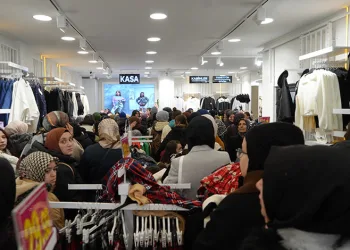Bayburt’ta mağaza açılışında izdiham