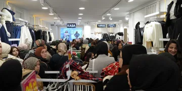 Bayburt’ta mağaza açılışında izdiham