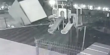 Fırtına konteyneri oyuncak gibi savurdu
