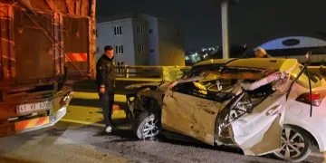 Tıra arkadan çarpan otomobil hurdaya döndü: 2 yaralı