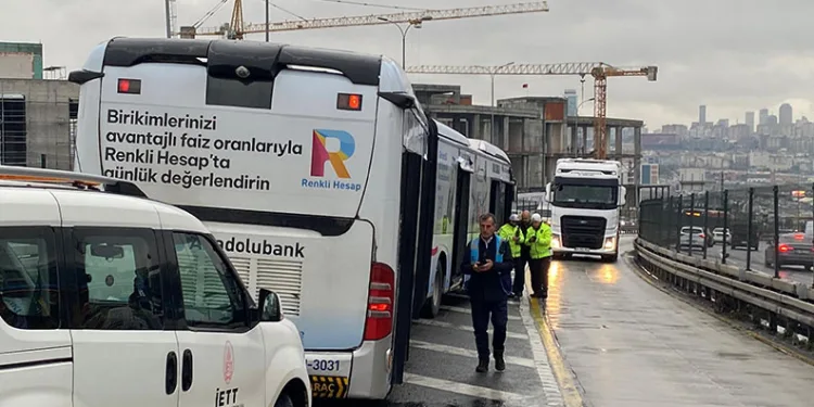Yolcu metrobüsten yola düştü